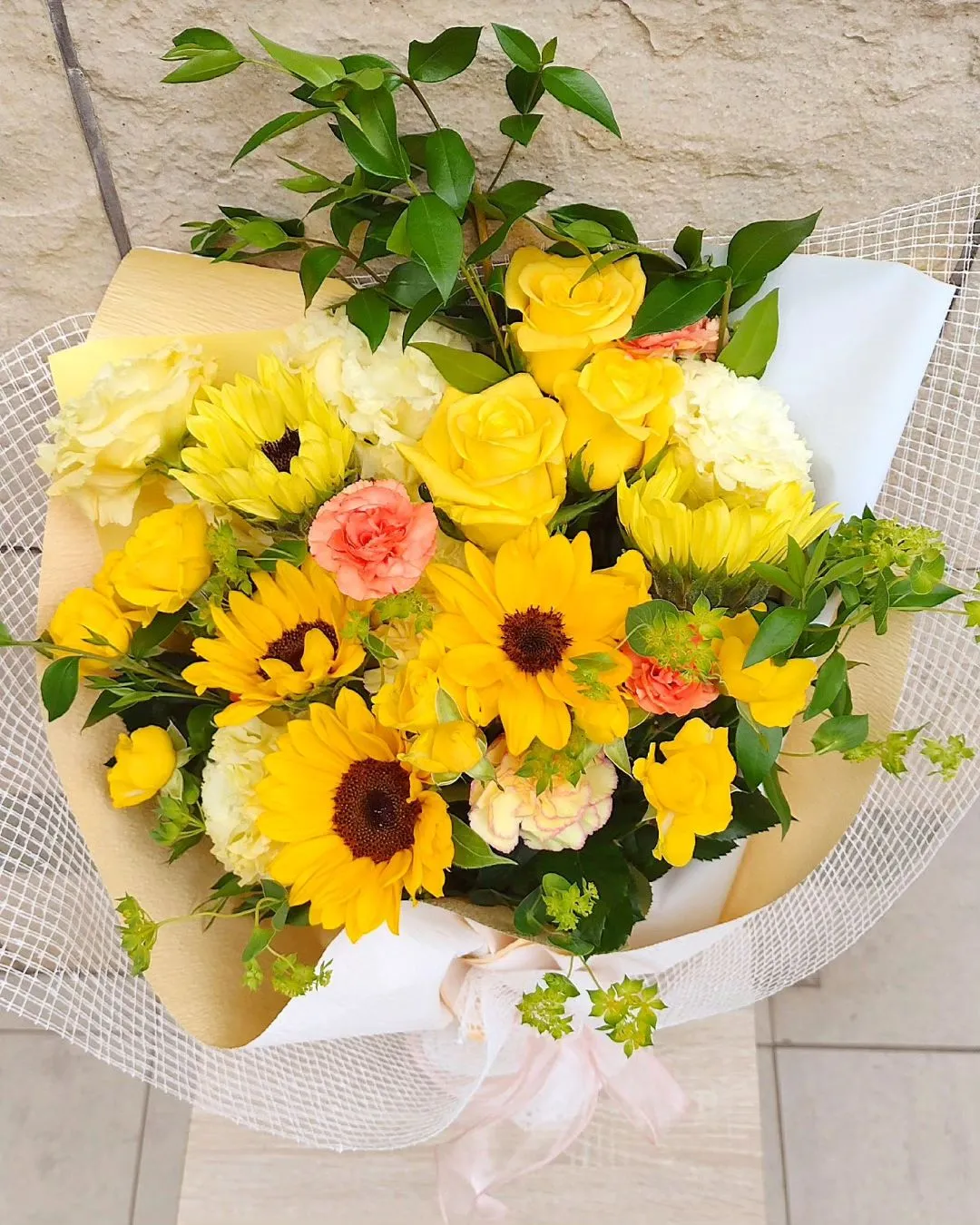 女性のお祝い用に黄色・オレンジ系の花束のご注文頂きました。