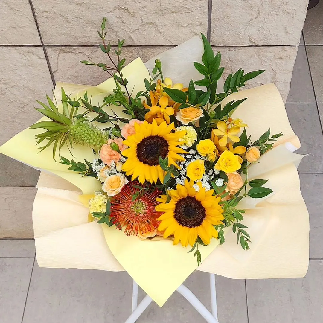 お誕生日お祝いのひまわりのアレンジメントです。