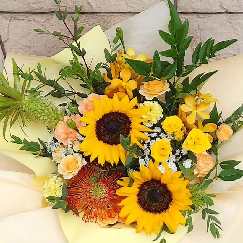 お誕生日お祝いのひまわりのアレンジメントです。