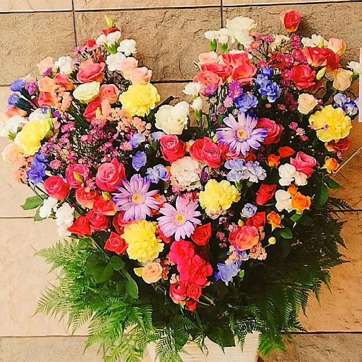 芸能人のバースデーライブに、カラフルなハート型のアレンジメン...