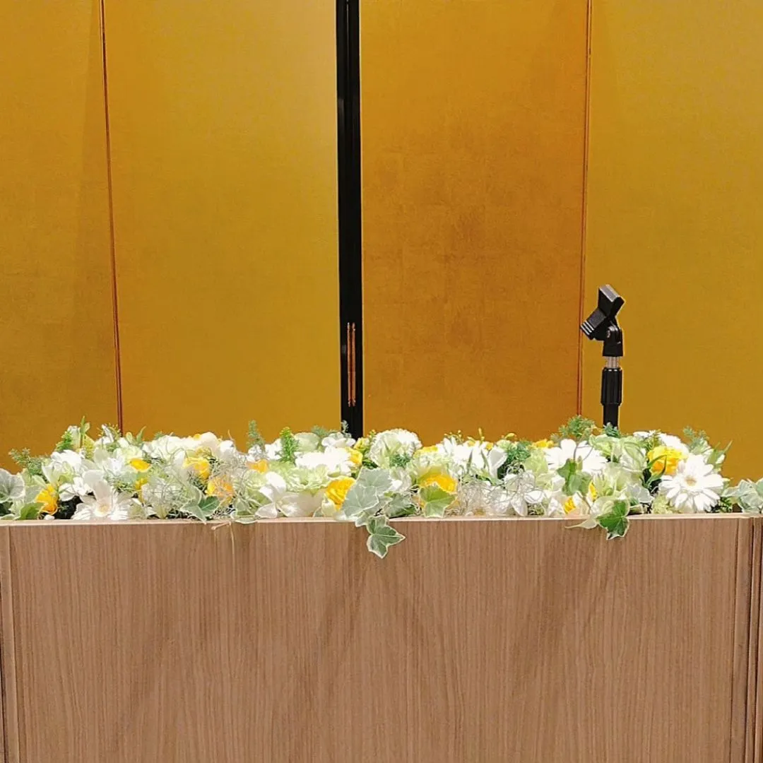企業様の周年パーティの、講壇のお花をご依頼頂きました。