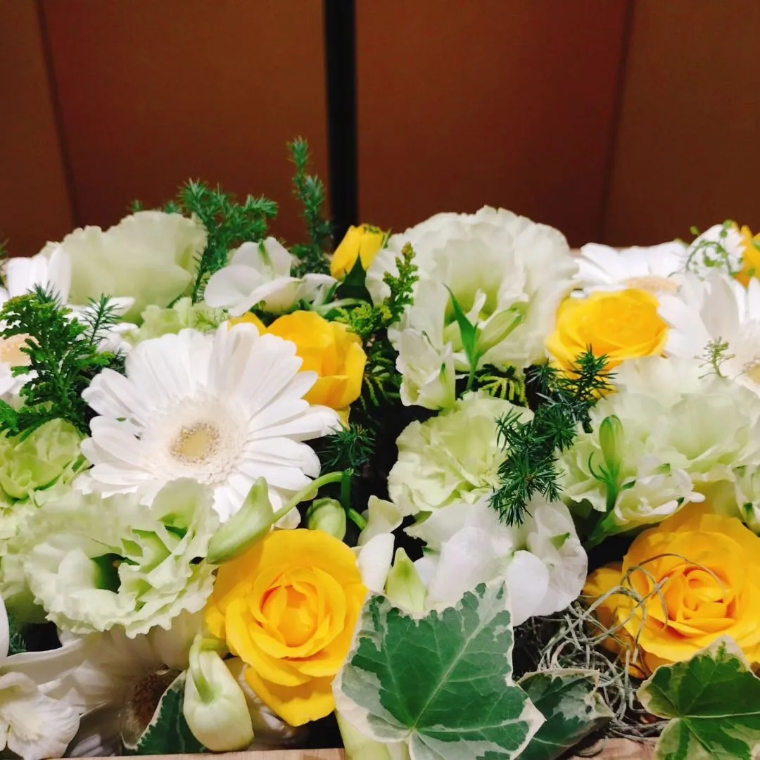 企業様の周年パーティの、講壇のお花をご依頼頂きました。