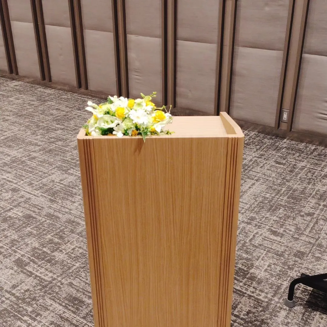 企業様の周年パーティの、講壇のお花をご依頼頂きました。