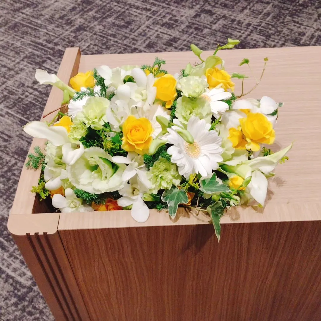 企業様の周年パーティの、講壇のお花をご依頼頂きました。