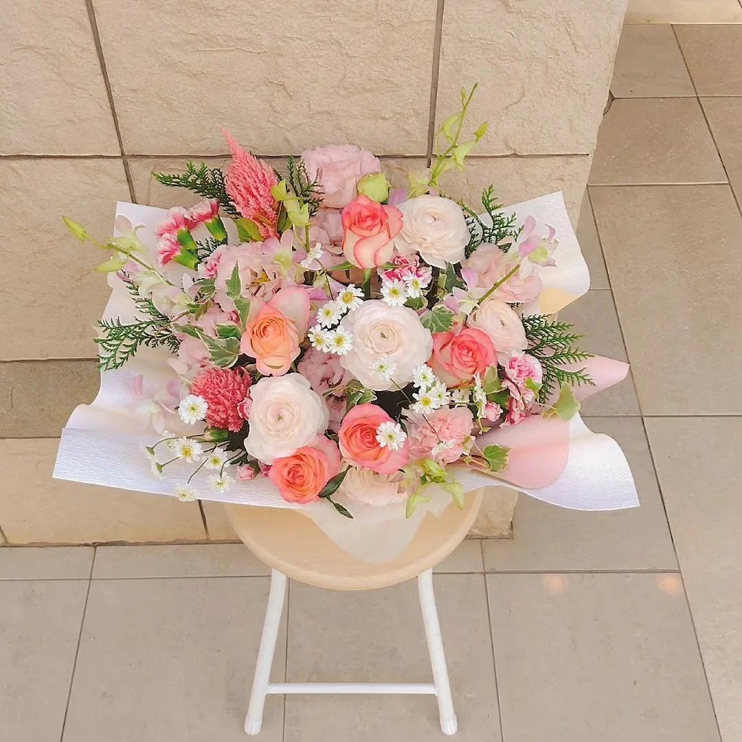 お悔やみ用に、ピンクの明るいアレンジメントをご注文頂きました...