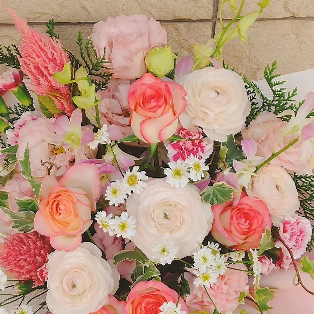 お悔やみ用に、ピンクの明るいアレンジメントをご注文頂きました...