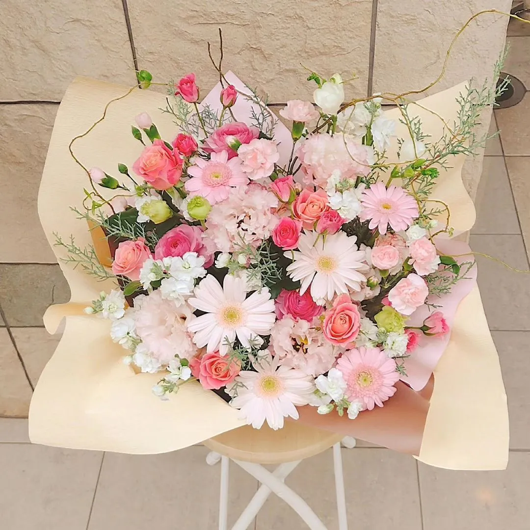 アーティストさんの個展開催のお祝いにご注文頂きました。