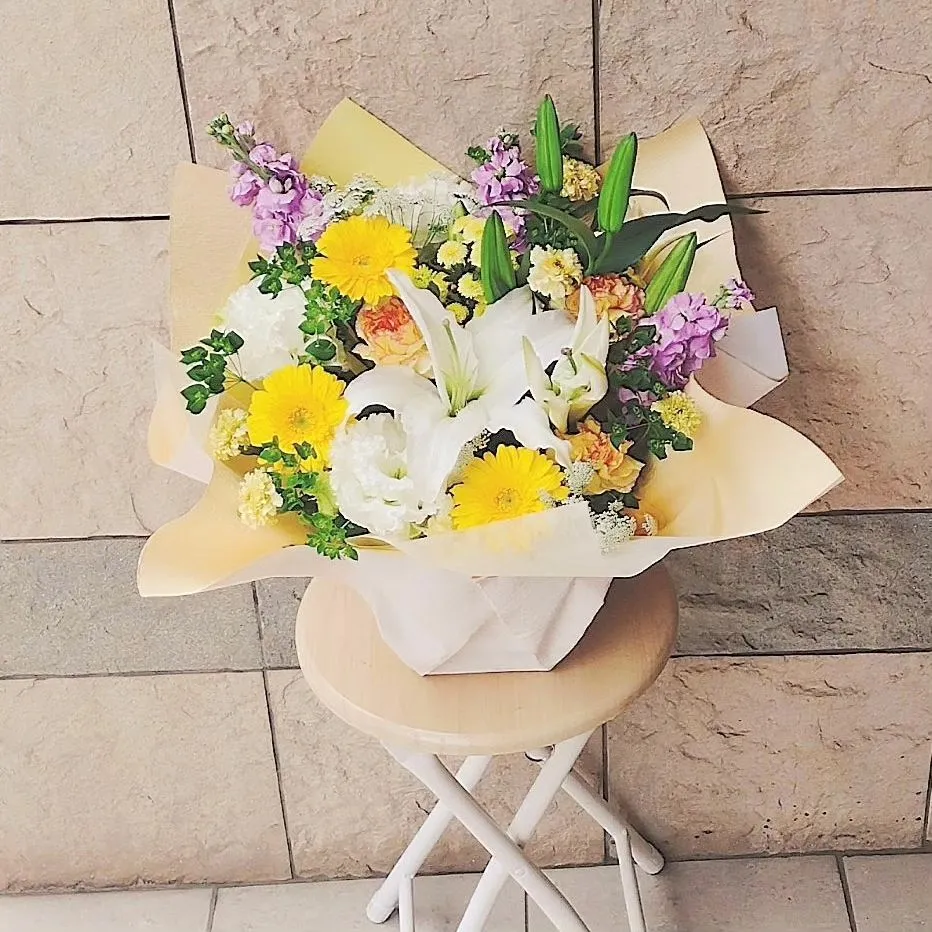 お悔やみ用に、「明るく、色を入れておまかせで」とご注文頂きま...