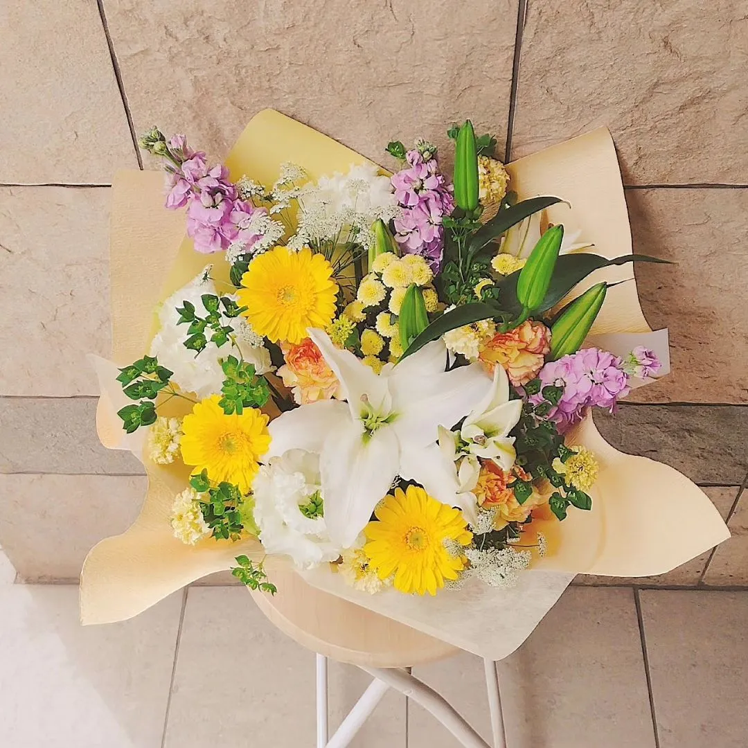 お悔やみ用に、「明るく、色を入れておまかせで」とご注文頂きま...