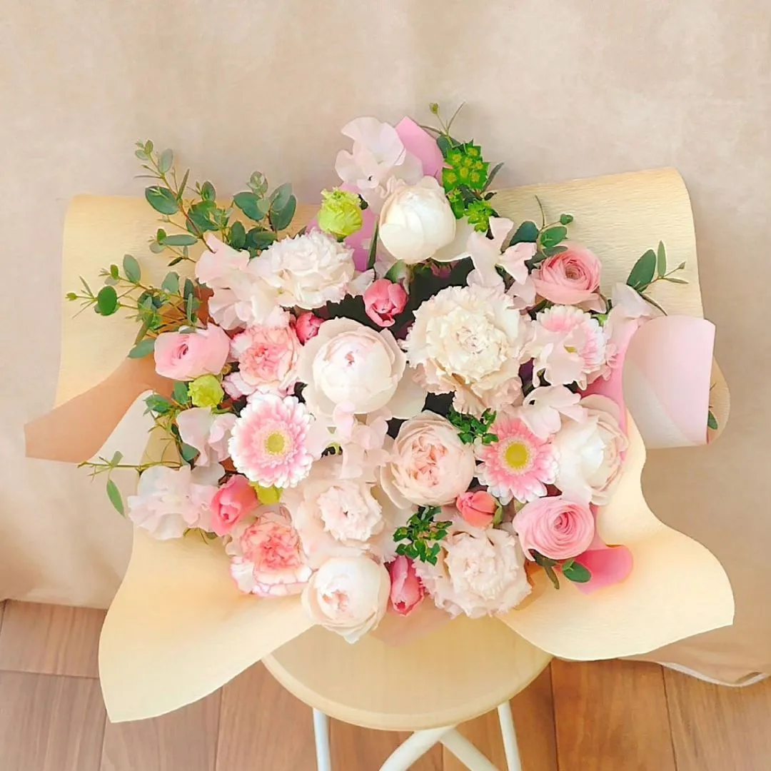 アーティストさんの個展のお祝いにご注文頂きました。