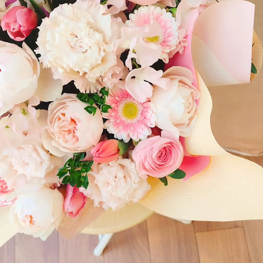 アーティストさんの個展のお祝いにご注文頂きました。