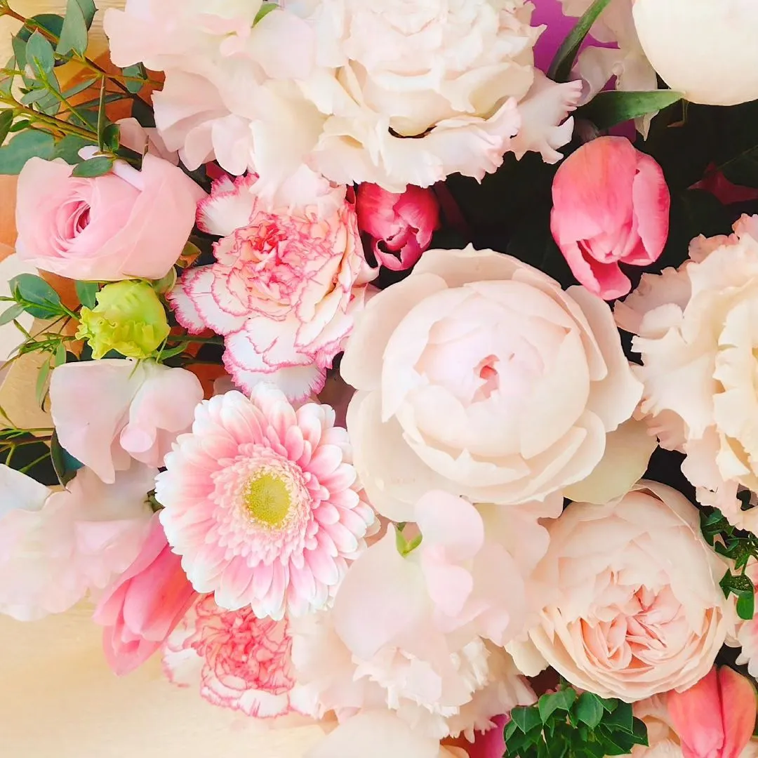 アーティストさんの個展のお祝いにご注文頂きました。