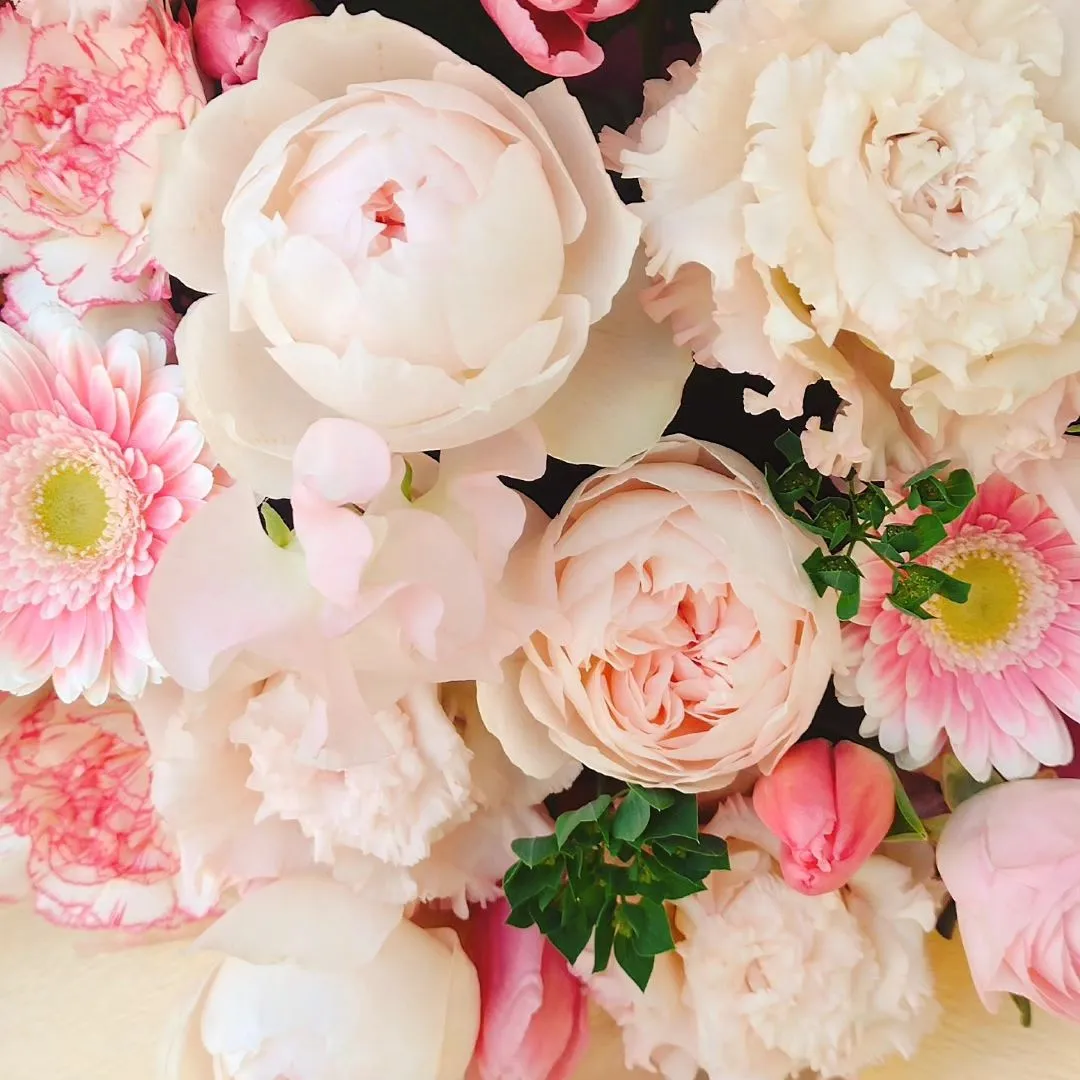 アーティストさんの個展のお祝いにご注文頂きました。