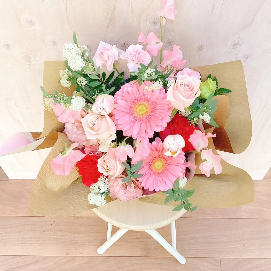 お祝いごとを華やかに彩る、春のピンク系アレンジメント。