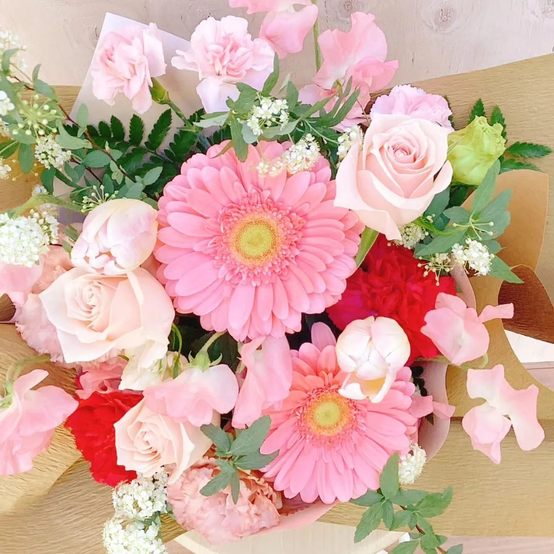 お祝いごとを華やかに彩る、春のピンク系アレンジメント。