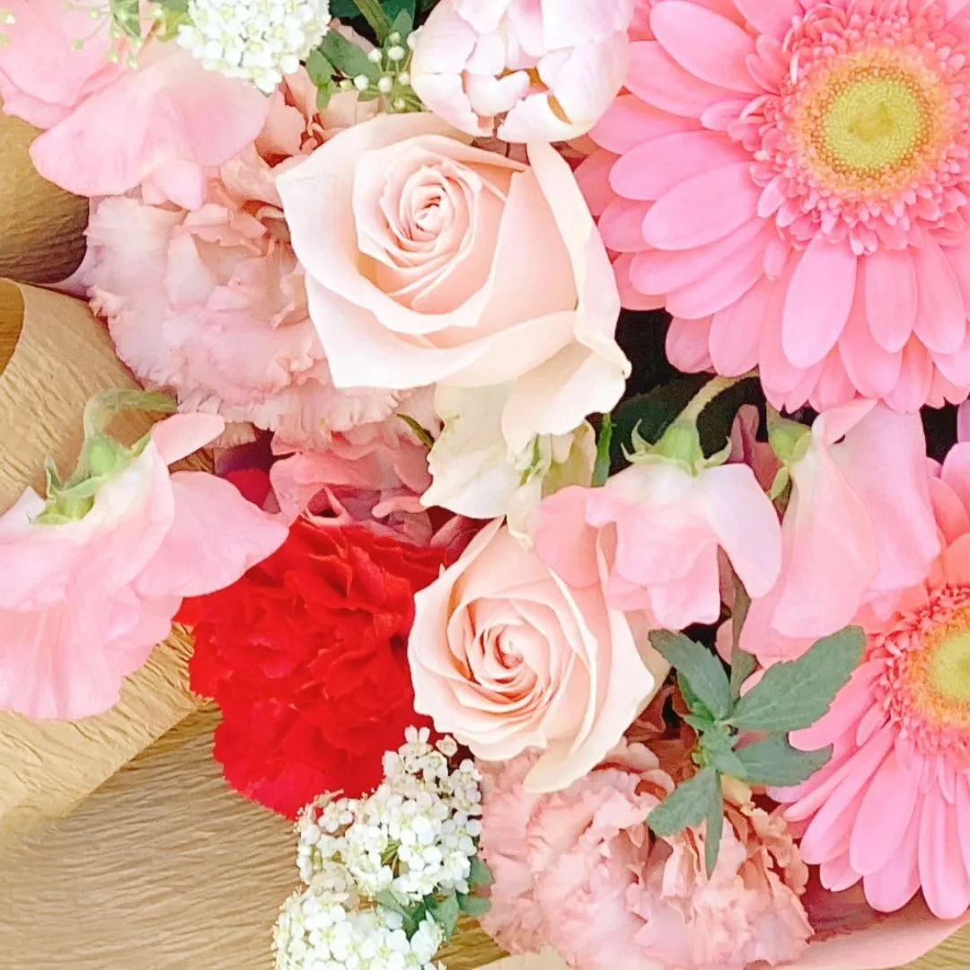 お祝いごとを華やかに彩る、春のピンク系アレンジメント。